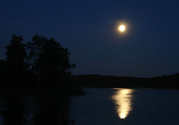 Луна и озеро