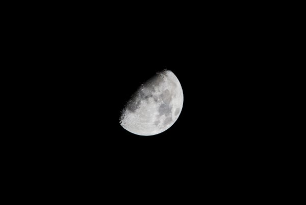 Серая Луна на черном фоне