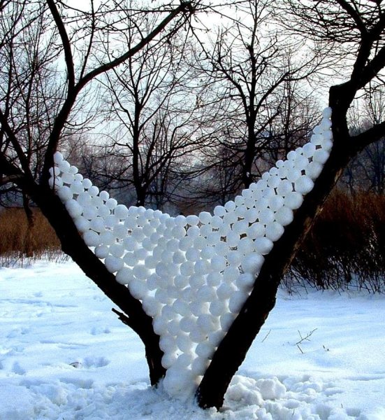 Фигуры из снега на дереве