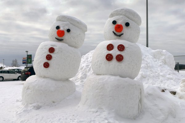 Лепка снеговиков из снега