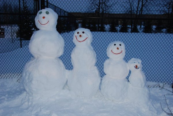 Снеговики слепленные