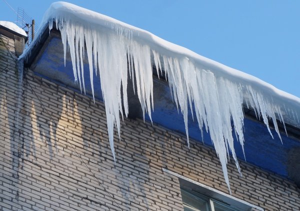 Большие сосульки на крыше