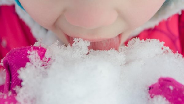 Картинка девочка ест снег