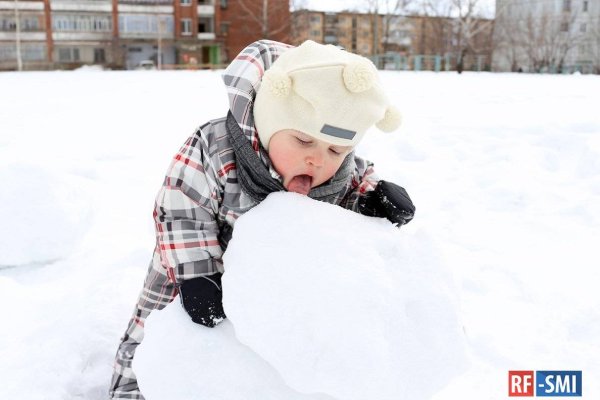 Ребенок ест снег