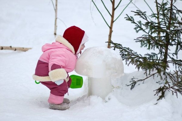 Ребенок ест снег