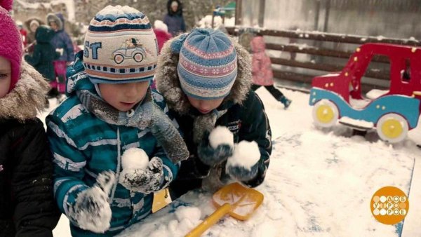 Ребенок ест снег