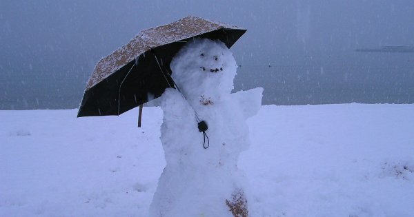 Снеговик под зонтом