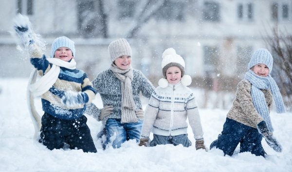Дети играют в снежки