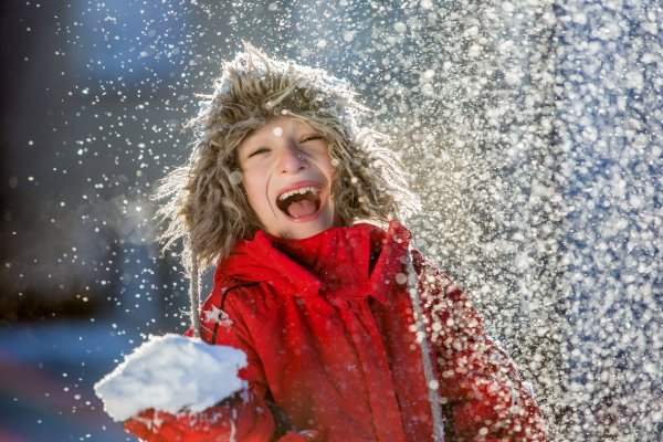 Веселые дети зимой