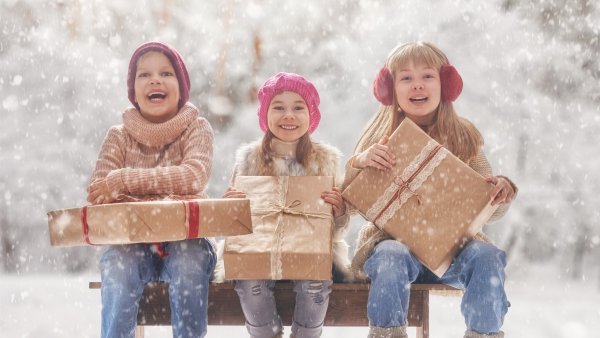 Дети радуются зиме