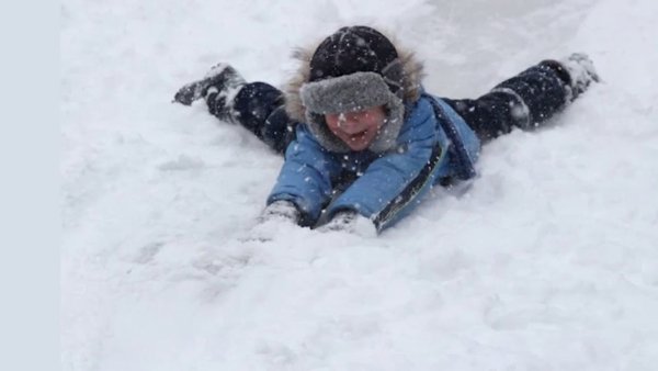 Ребенок в сугробе