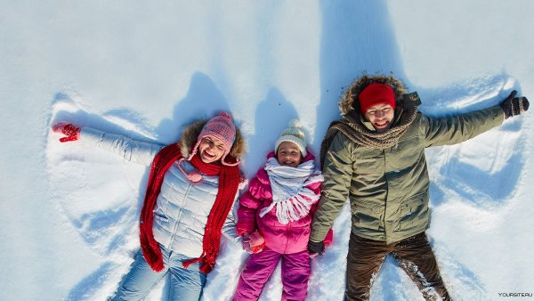Счастливая семья зима