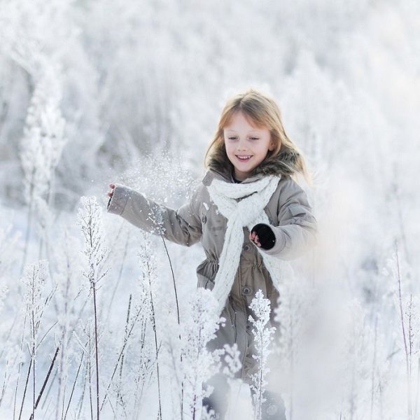 Дети радуются снегу