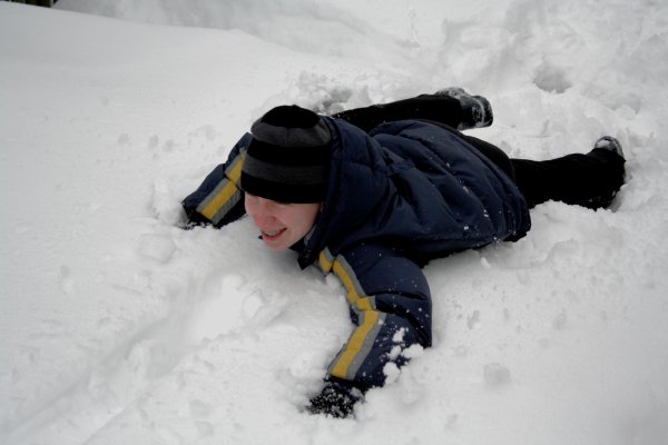 Мальчишка в снегу