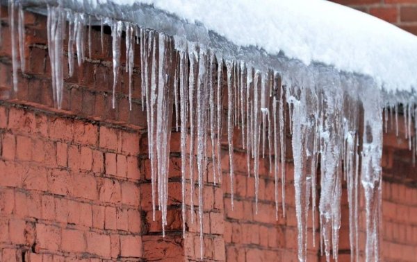 Сосулька падает