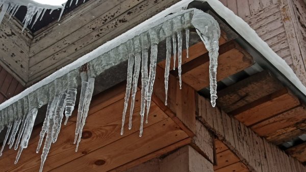 Падение снега и льда с крыши