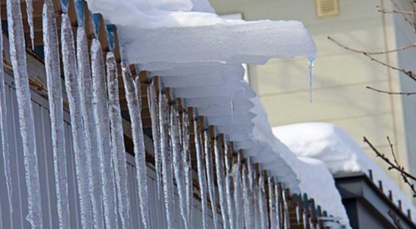 Траектория падения снега с крыши