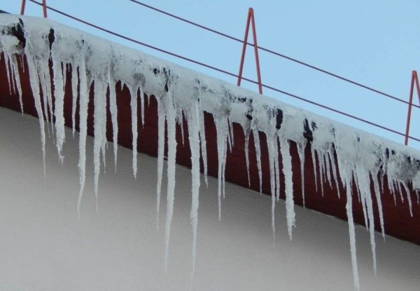 Опасные сосульки на крыше