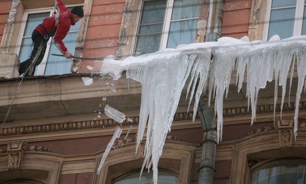 Сбивание сосулек с крыш