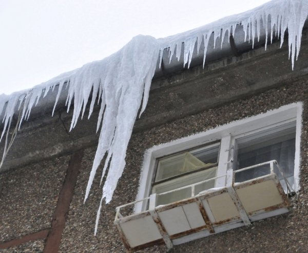 Глыба льда на крыше