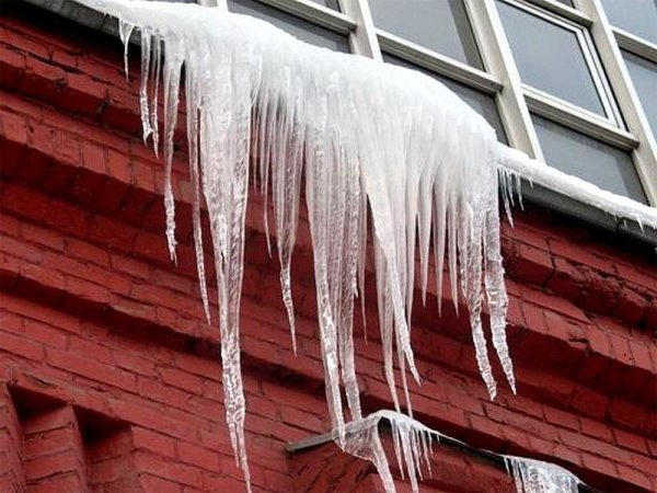 Свисающие сосульки с крыши