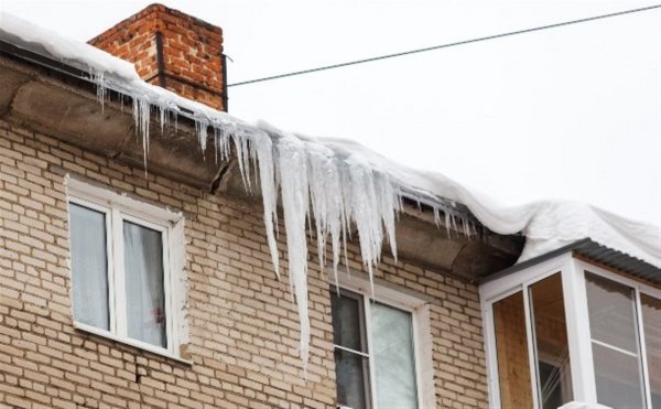Наледь на крышах домов