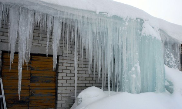 Снег и сосульки