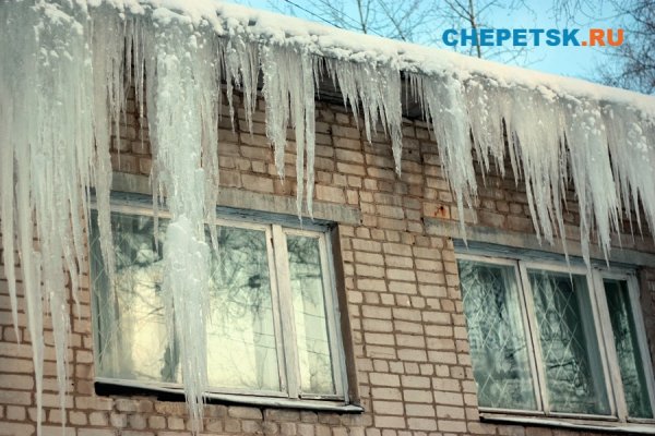 Сход снега с крыши домов