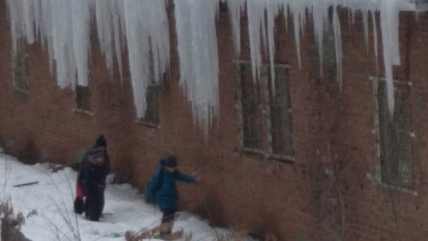 Огромные сосульки на крыше