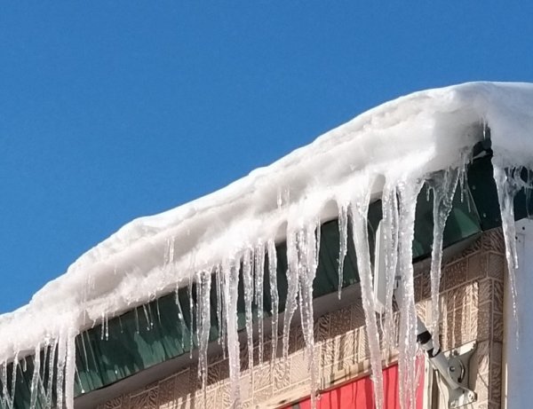 Сход снега с крыши