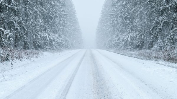 Снегопад на дороге