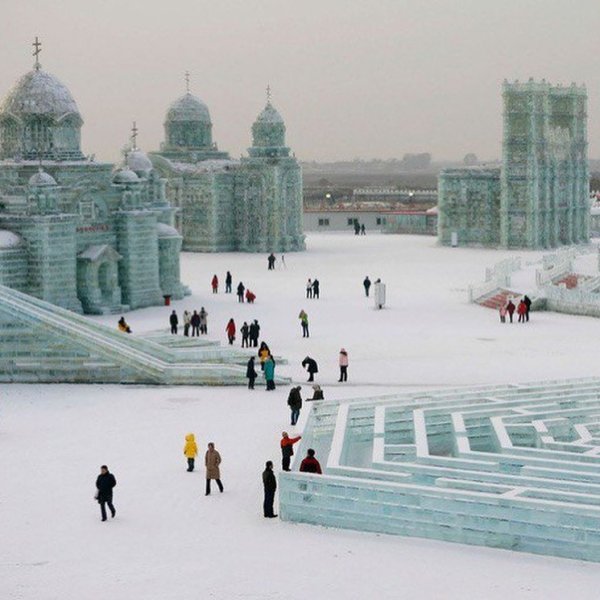 Снег и лед на улицах города