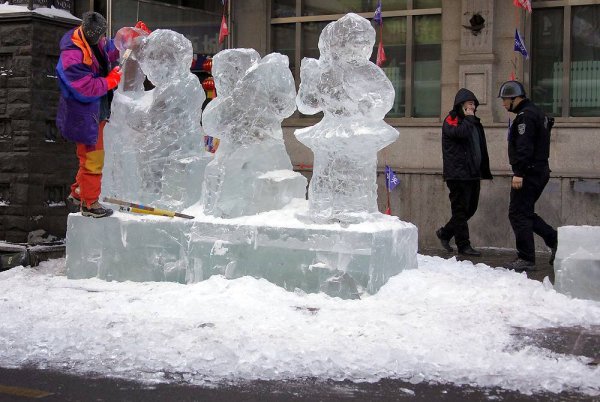 Снег и лед в природе на улицах