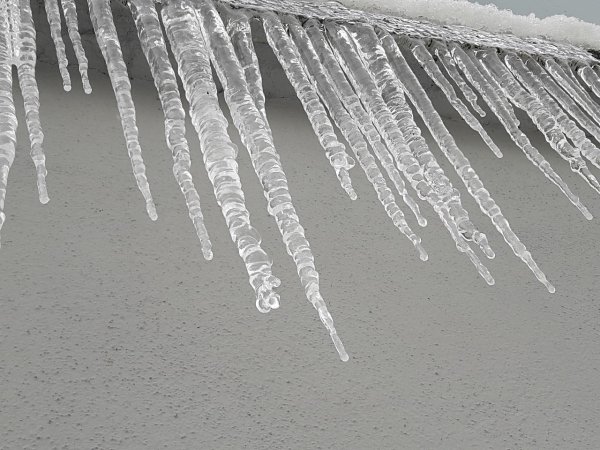 Снег и лед в природе на улицах города