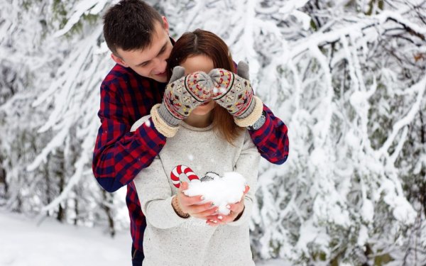 Влюбленная пара зимой