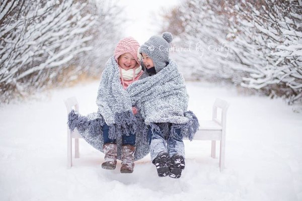 Мальчик и девочка зима