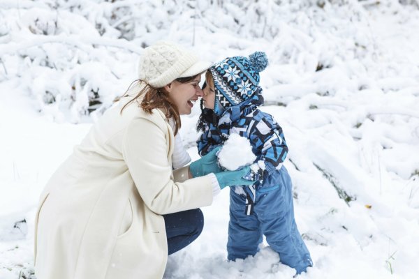 Мама с детьми на прогулке зимой