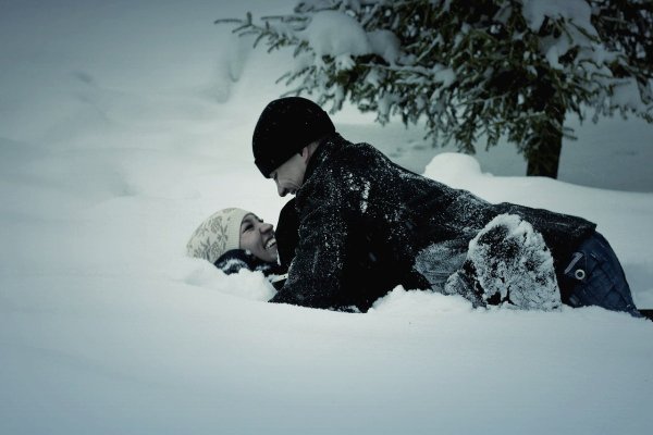 Влюбленные валяются в снегу