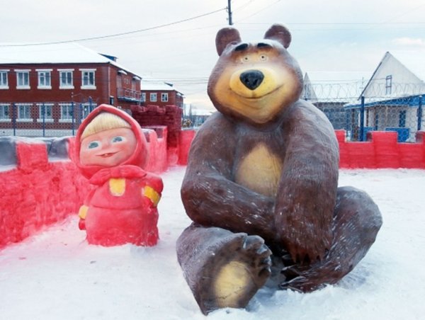 Фигуры из снега медведь
