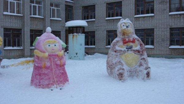 Фигуры из снега Маша и медведь