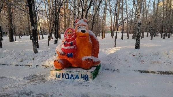 Маша и медведь скульптура из снега