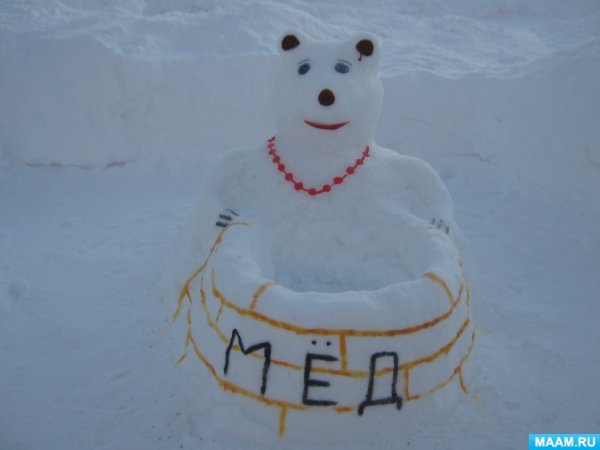 Постройки из снега медведь