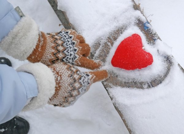 Сердце на снегу пальцем