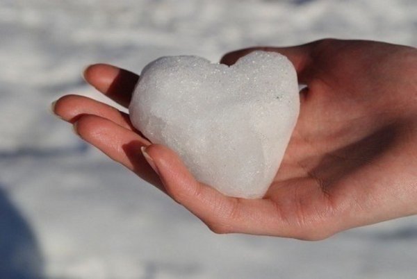 Сердце из снега в ладонях