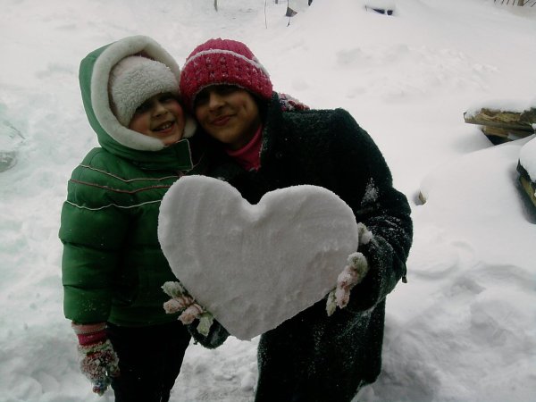 Сердце из снега большое