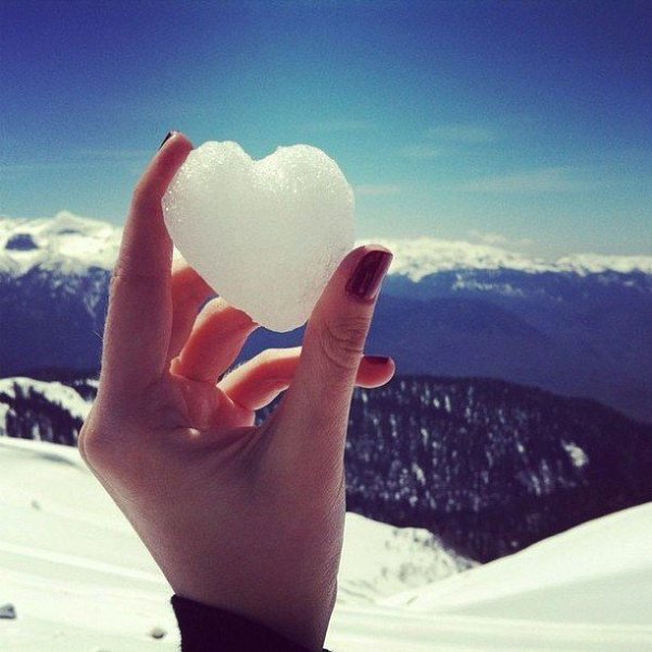 Сердечко из снега