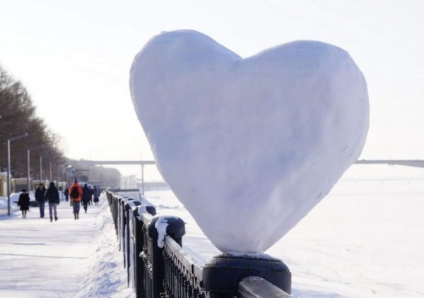 Сердце из снега в руках