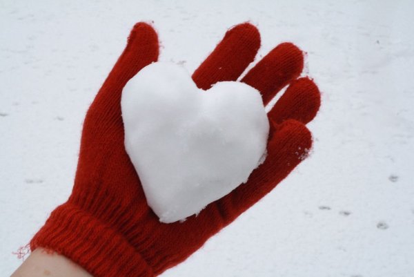 Сердечко из снега
