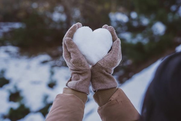 Снежное сердечко в руках