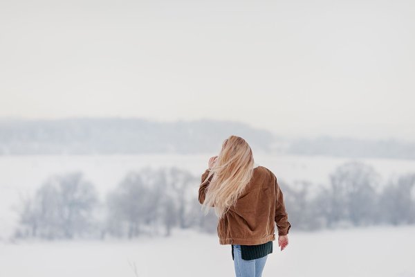 Блондинка со спины зимой